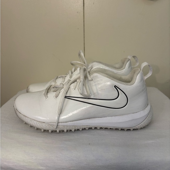 Nike Women’s Vapor Varsity Low Turf White Golf Shoes - Picture 2 of 6
